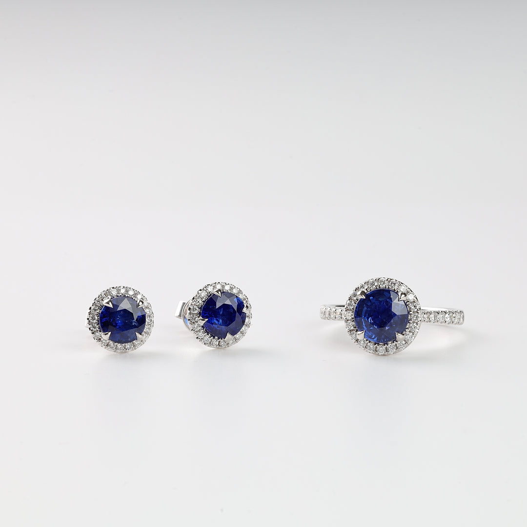 Каблучка з натуральним сапфіром 1,79 Ct. та 76 діамантами 0,47 Ct. | Біле золото 750 проби