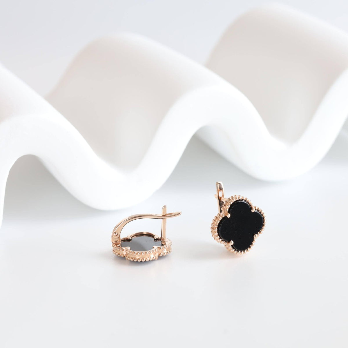 Сережки-чотирилисники з оніксом із рожевого золота 585 проби | Ukrainian Jewelry
