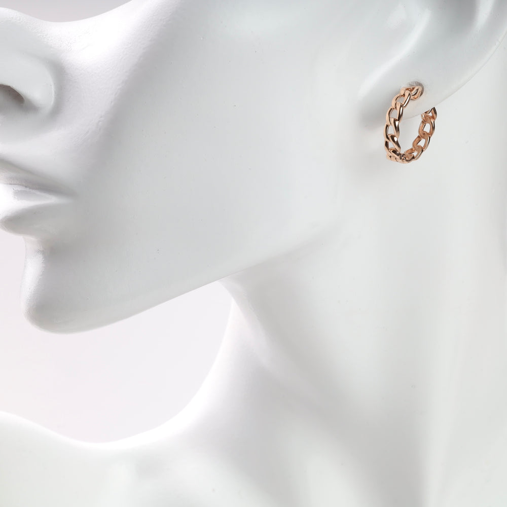 Gold chain link hoop earring displayed on a white mannequin profile.