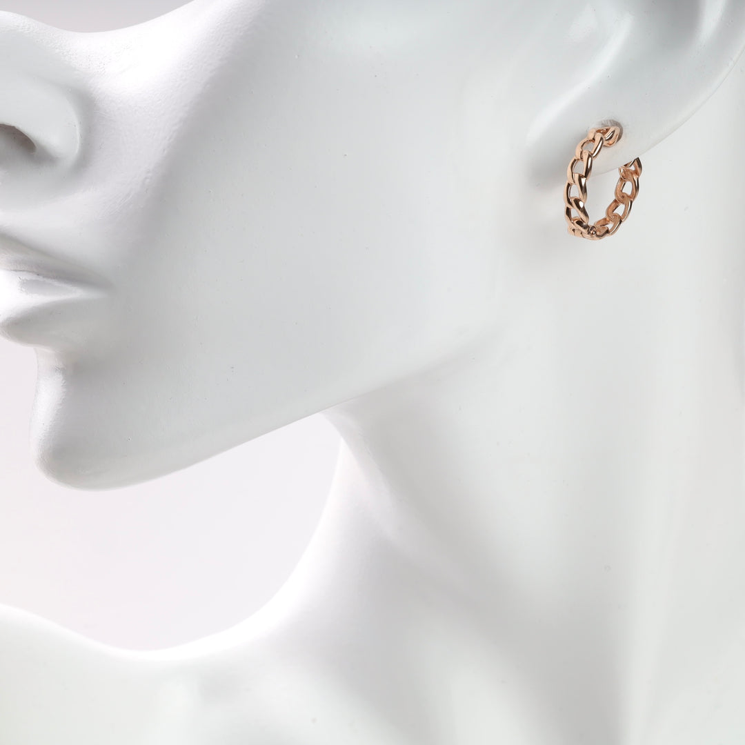Gold chain link hoop earring displayed on a white mannequin profile.