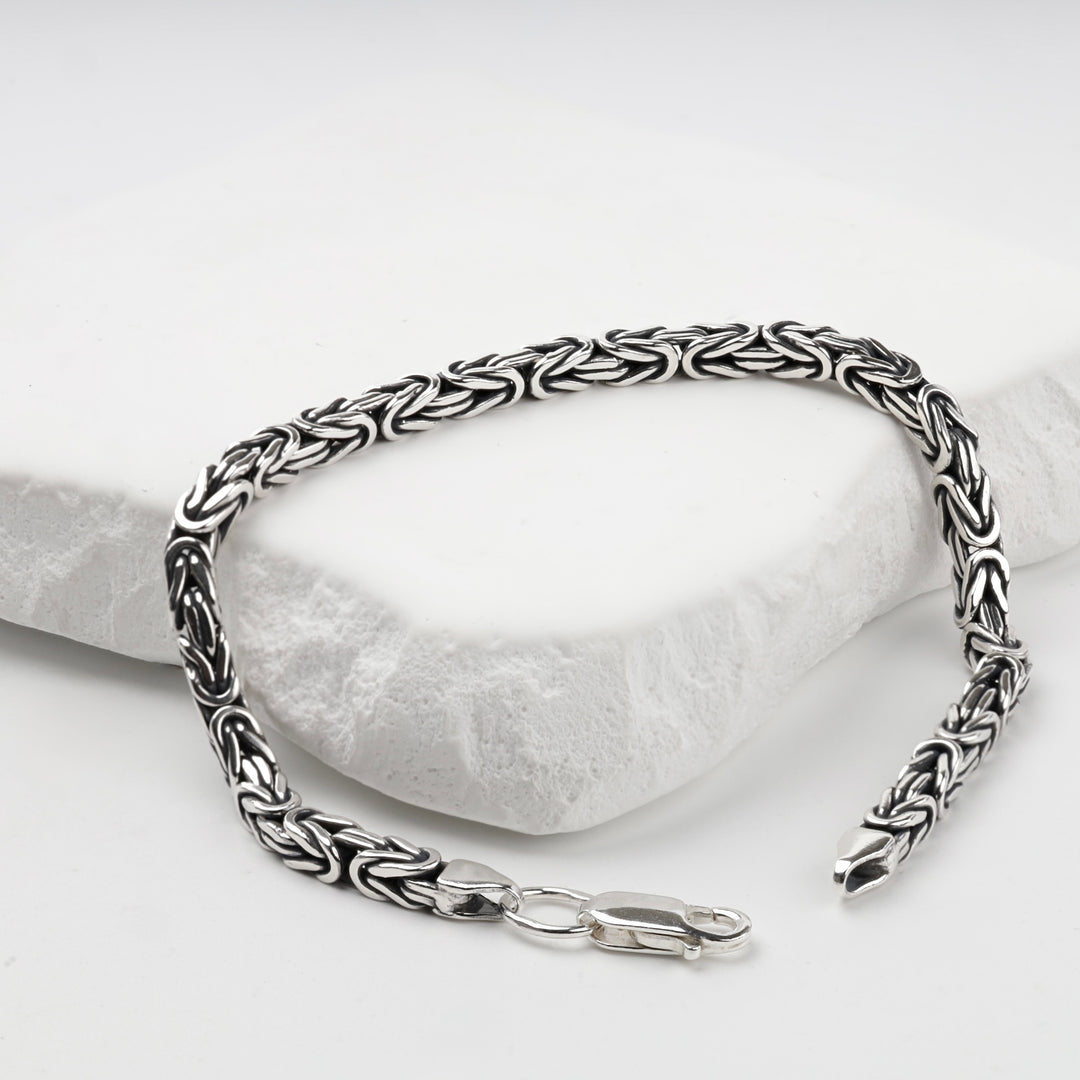 Byzantine King-link silver bracelet, detail of the woven links