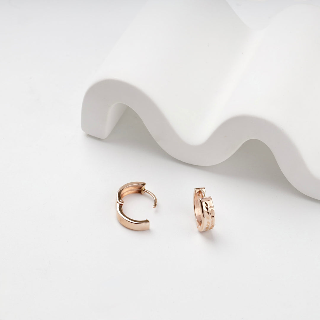 Patterned Huggie Hoop Earrings | 14K Rose Gold (585) — front view