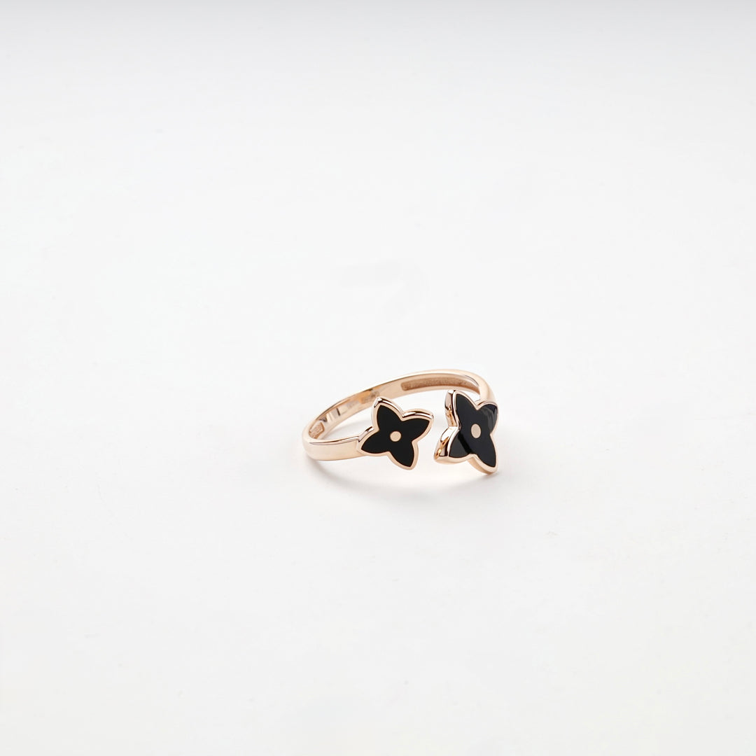 Rose gold ring with black enamel flower front view