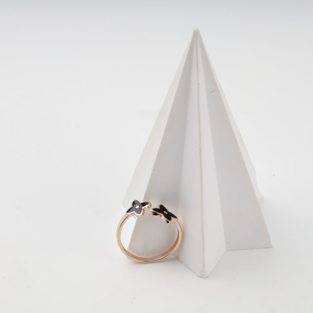 Rose gold ring black flower close-up
