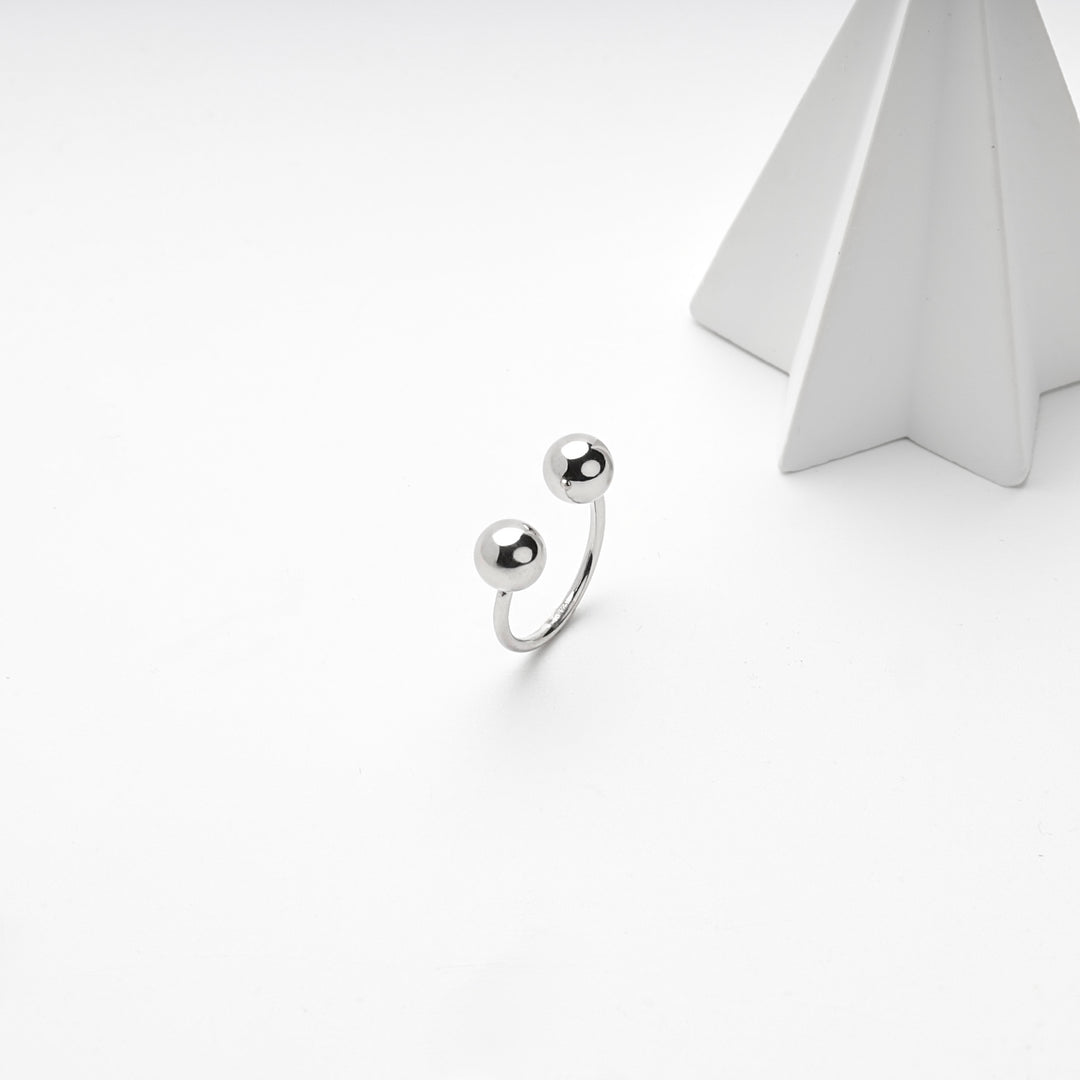 Side view of the silver 925 ball ring and its thin wire band