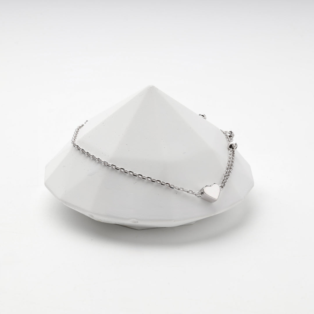 Close view of the solid silver 925 heart joining the two chains