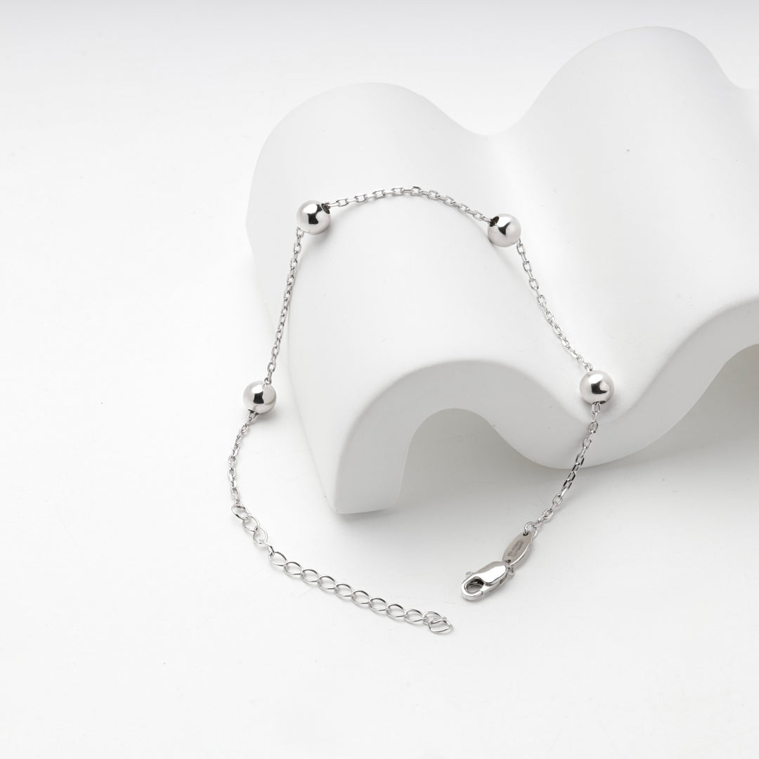 Close view of a silver 925 ball bead threaded on the anchor chain