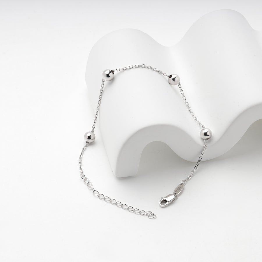 Close view of a silver 925 ball bead threaded on the anchor chain