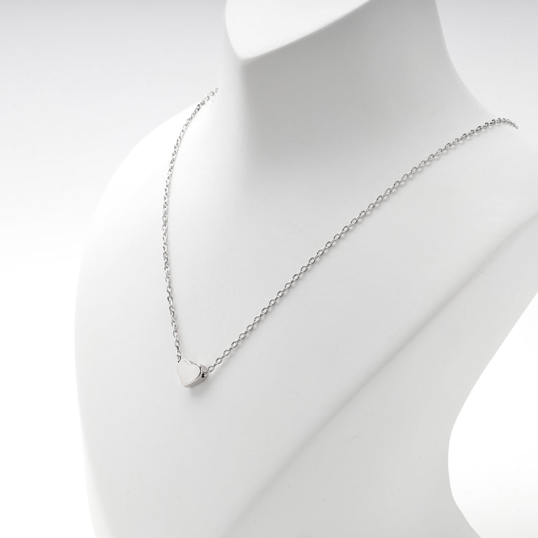 Close view of the puffed heart threaded on the fine anchor chain