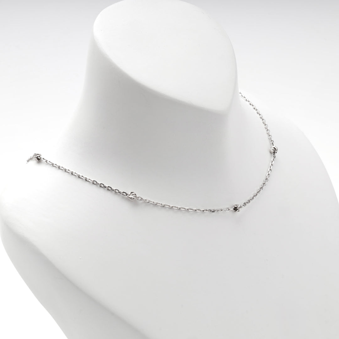 Close view of the silver 925 station chain necklace on a display bust
