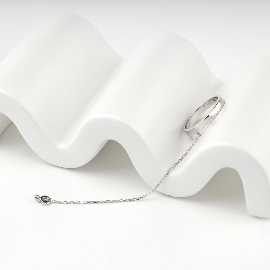 Silver 925 ring with the anchor-link chain stretched out beside it