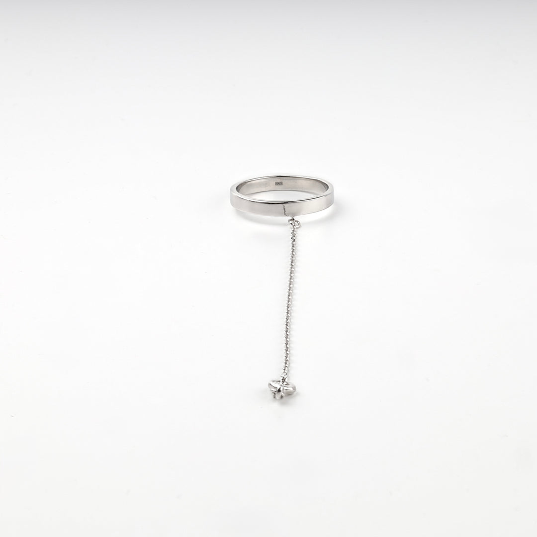 Angled view of the flat silver 925 band with its hanging chain