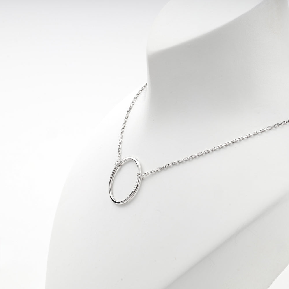 Close view of the open silver circle threaded on the fine anchor chain