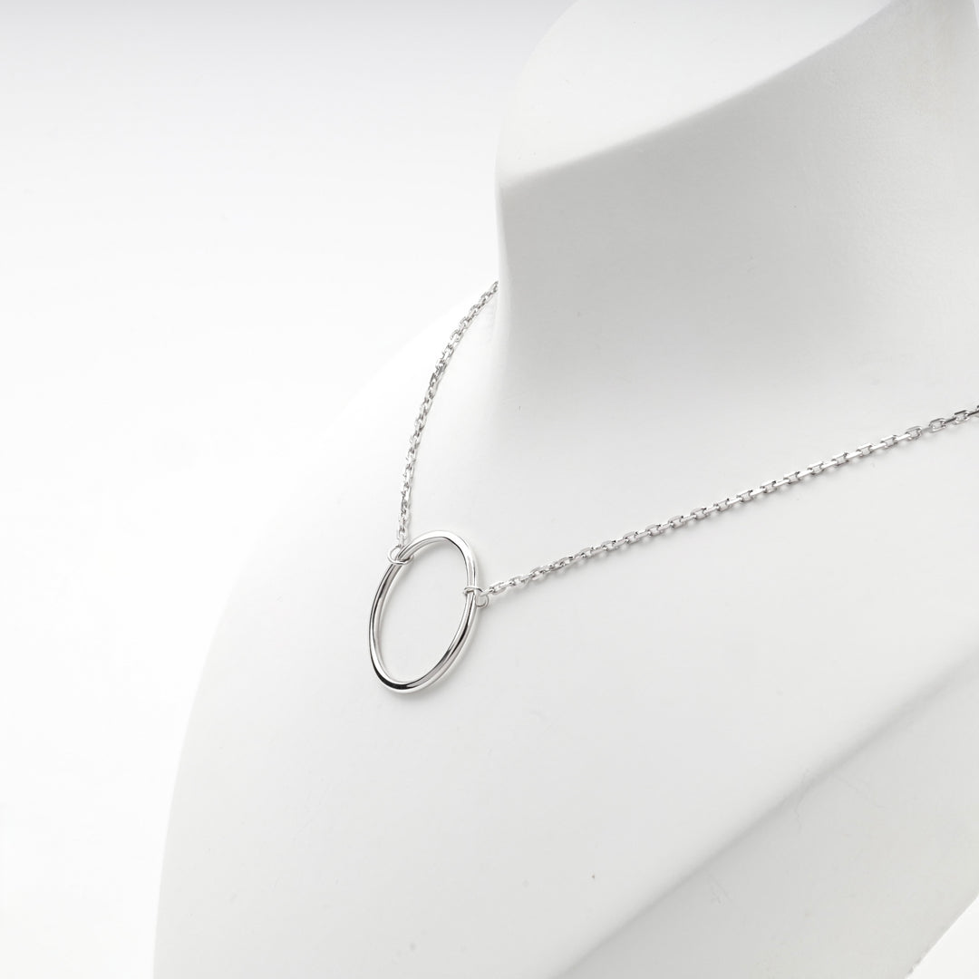 Close view of the open silver circle threaded on the fine anchor chain