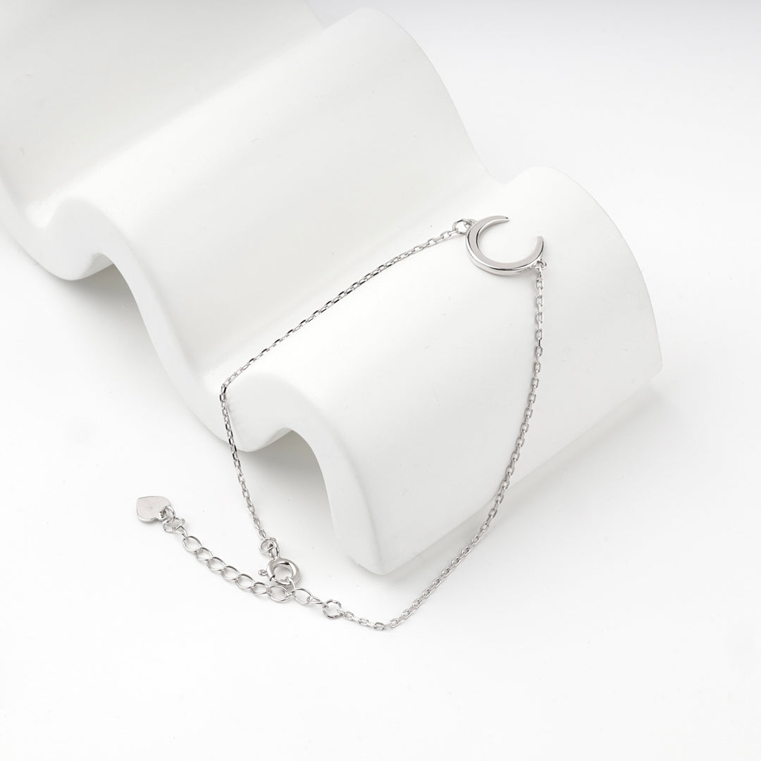 Close view of the silver 925 crescent linked to the chain on both sides