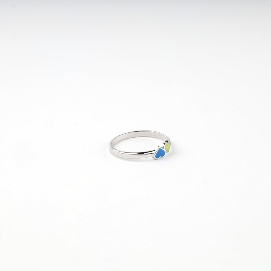 Blue and yellow enamel hearts on the narrow silver band, close view