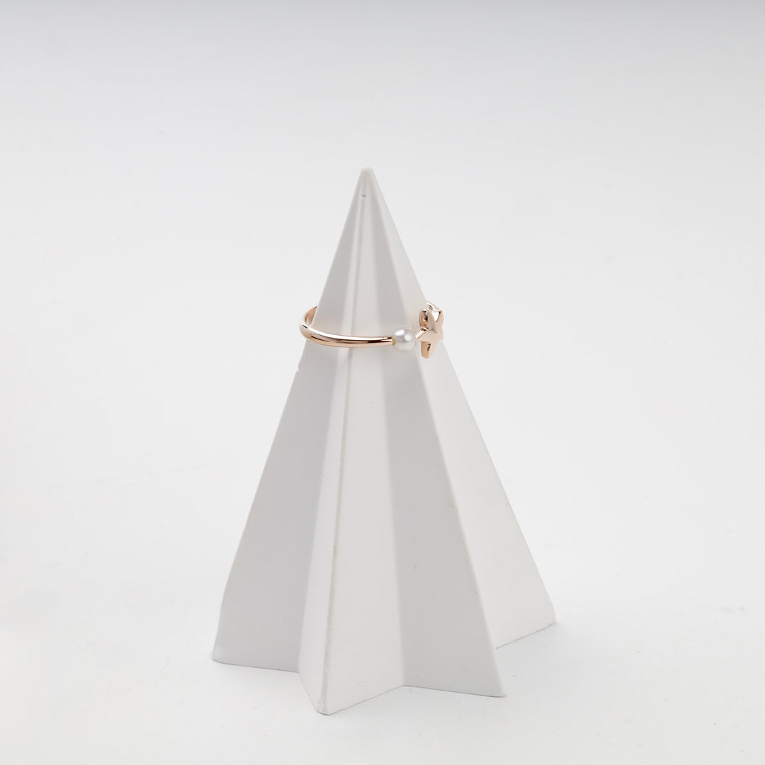 Open rose gold ring with pearl and star motif