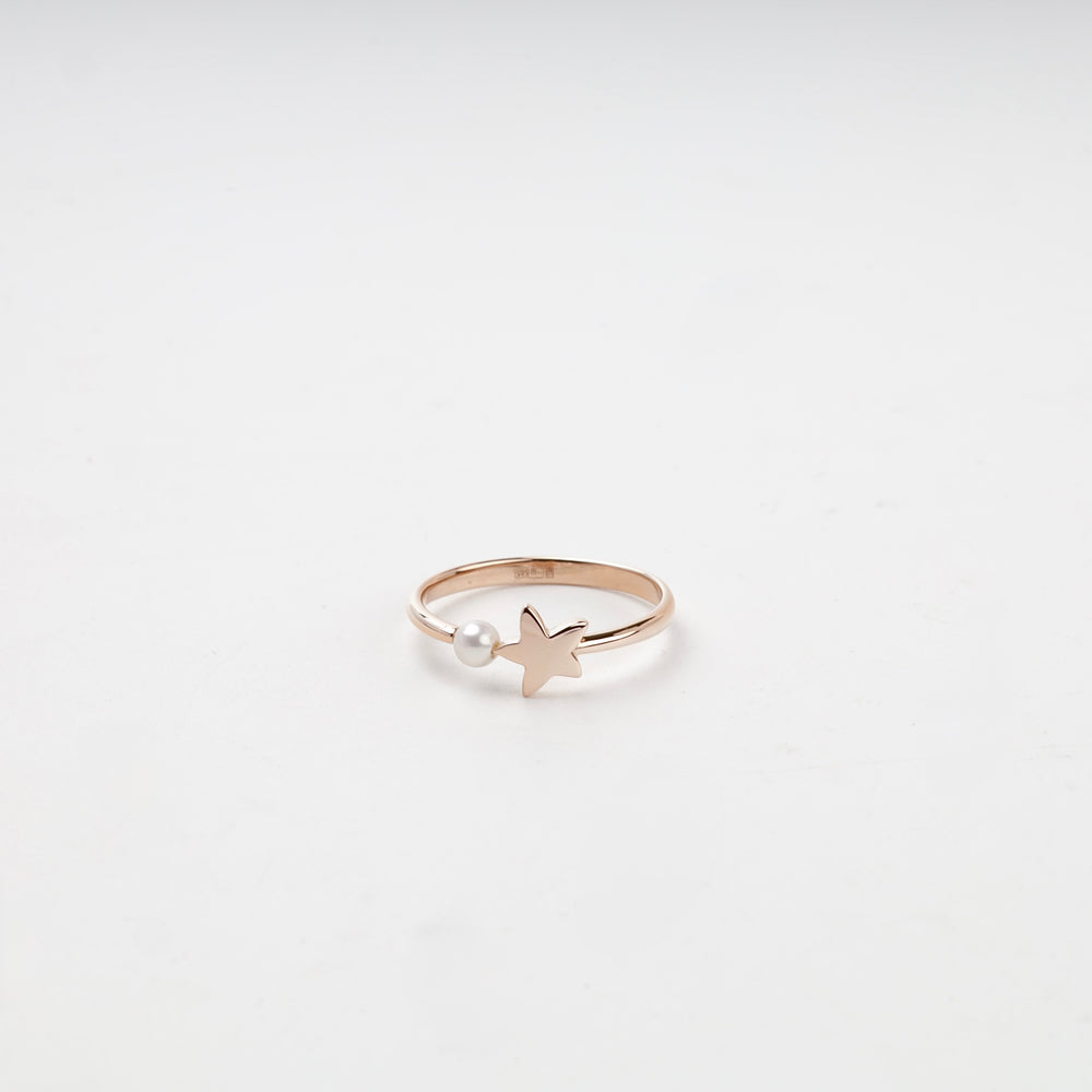 Rose gold open ring star and pearl close-up