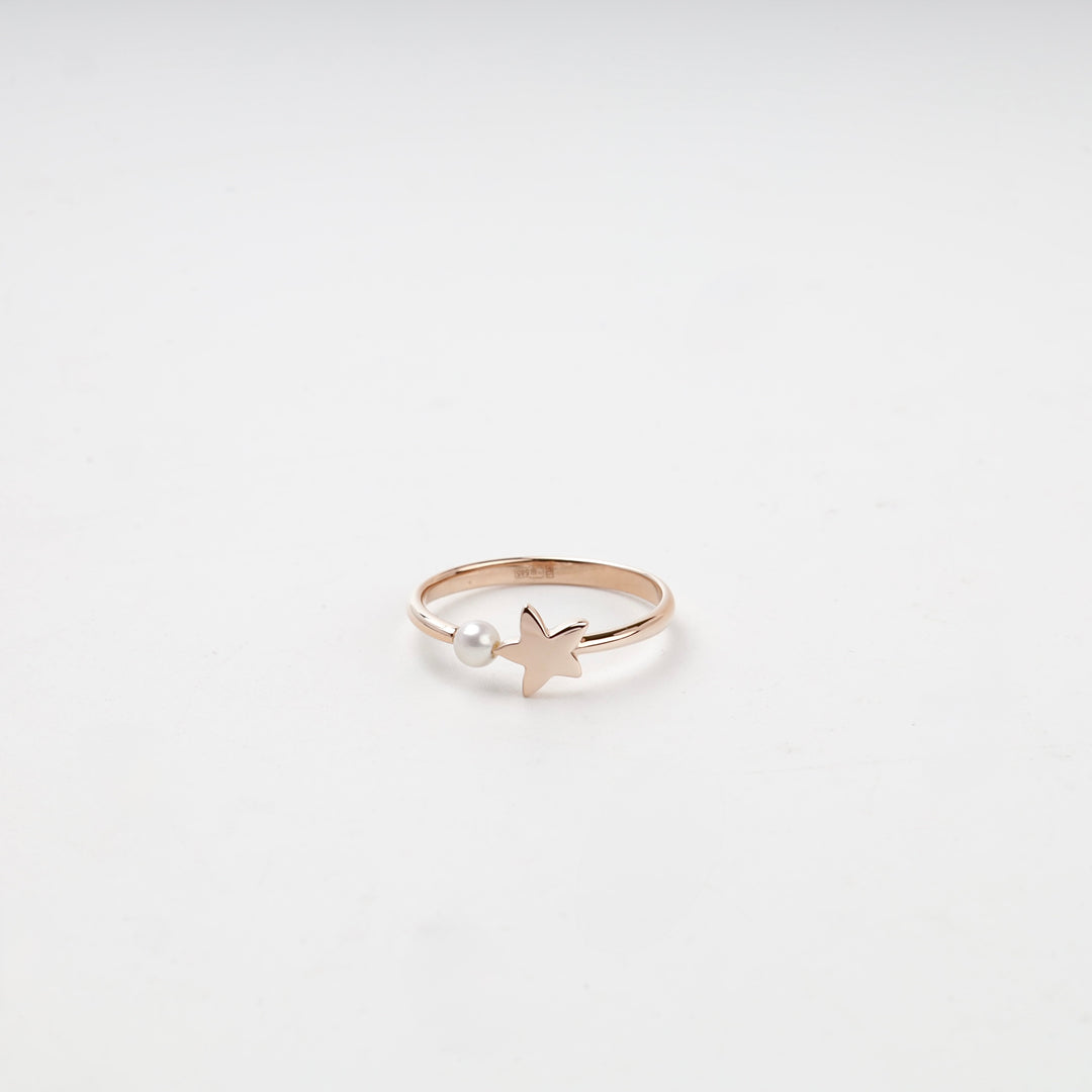 Rose gold open ring star and pearl close-up