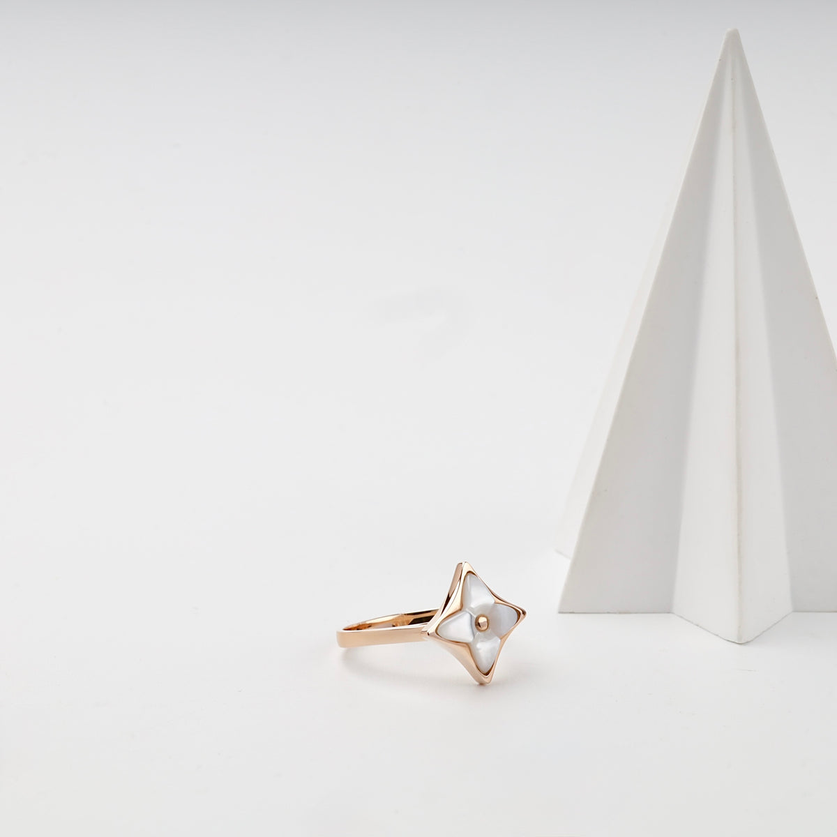 Rose gold star ring with mother of pearl front view