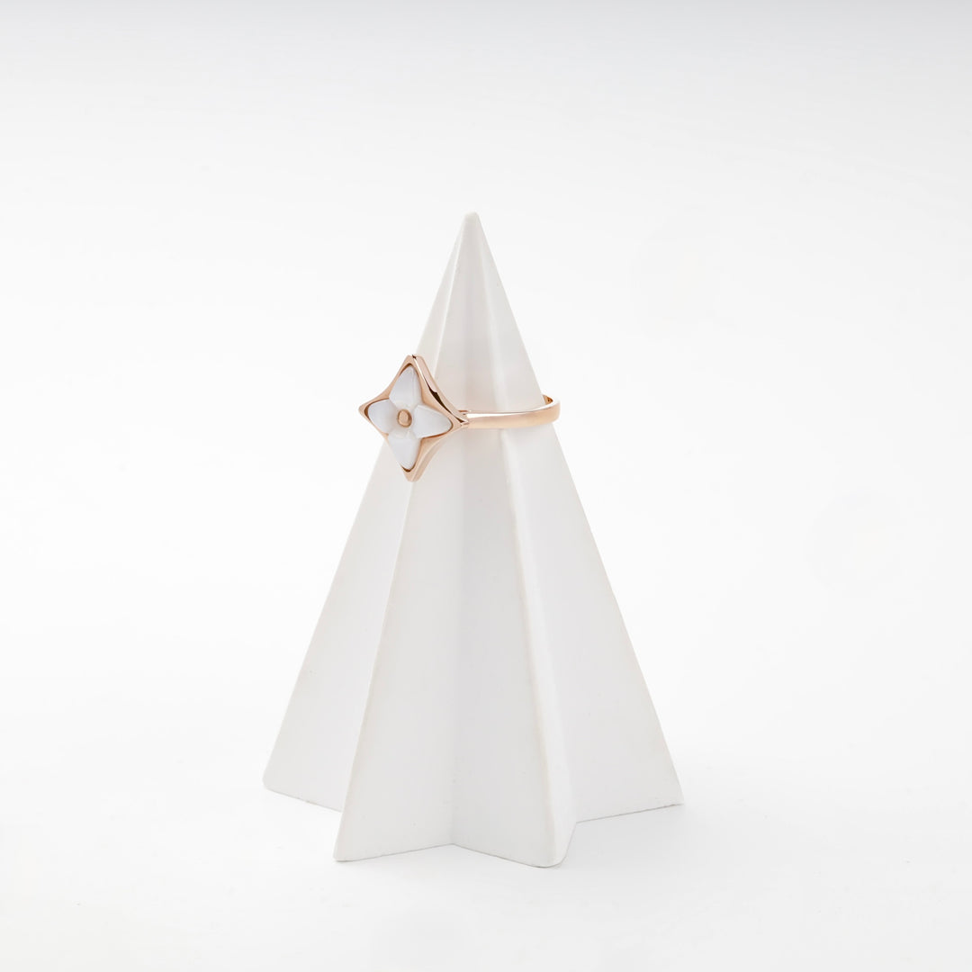 Rose gold star ring with mother of pearl detail
