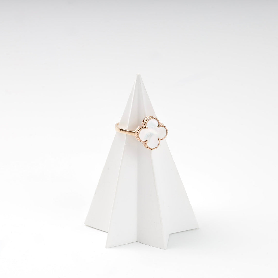 Rose Gold 585 Clover Ring with Mother-of-Pearl | Ukrainian Jewelry