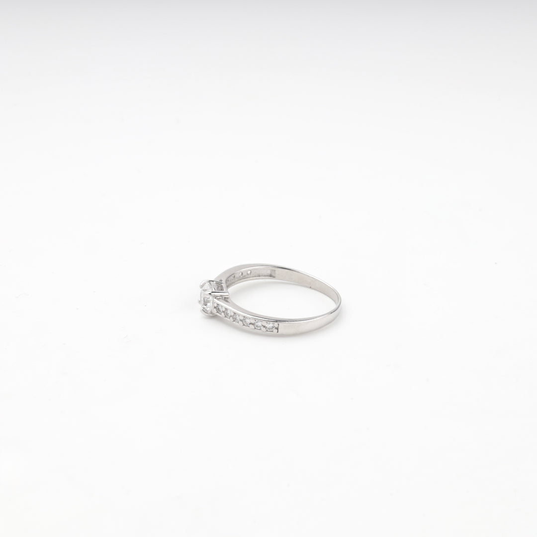 Profile of the silver 925 ring showing the four prong setting