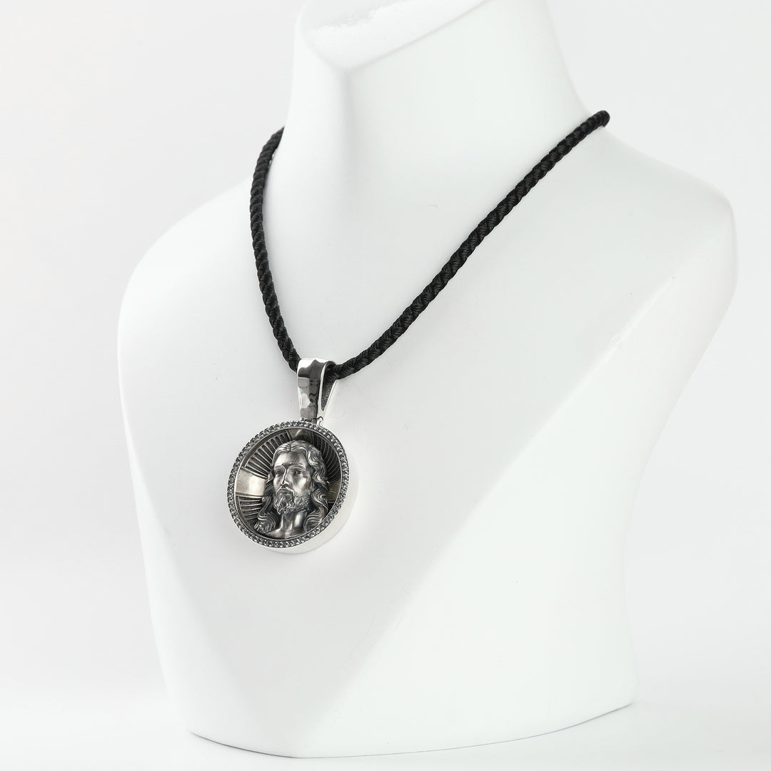 Round silver 925 pendant with relief of Jesus Christ and radiating rays