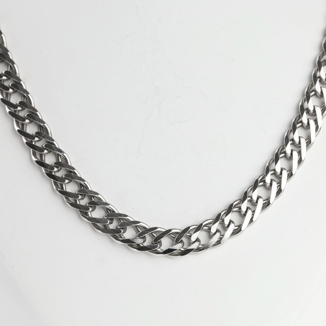 Close-up of Silver 925 double curb Rombo weave 5.7 mm