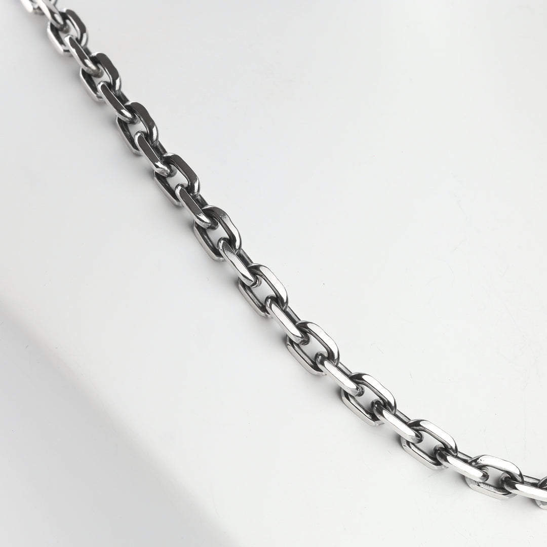 Close-up of diamond-cut anchor links in Silver 925