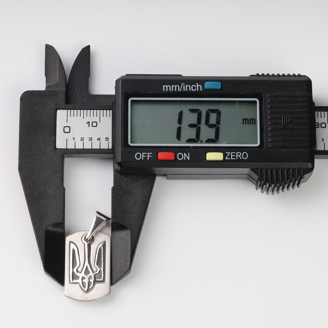 Caliper measuring the width of the silver 925 Tryzub tag pendant at 13.9 mm