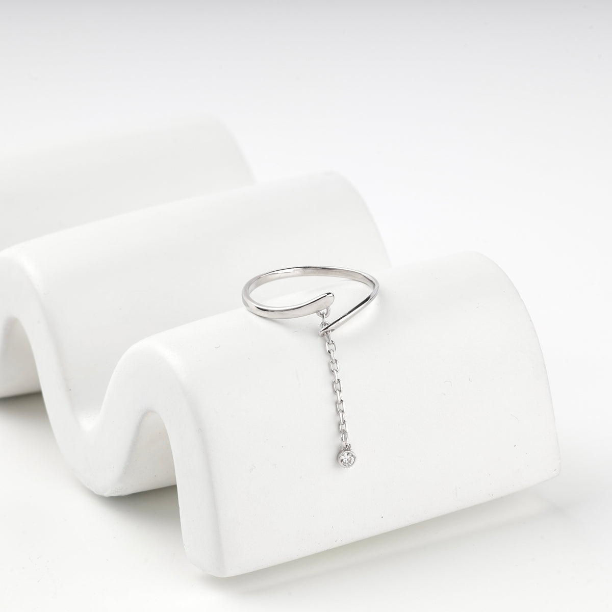 Angled view of the open silver 925 ring and its chain drop